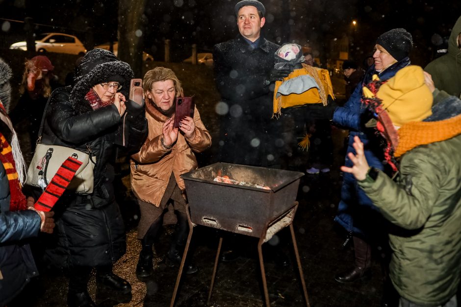 Kauniečiai žiemą iš kiemo varė ant Kauko laiptų