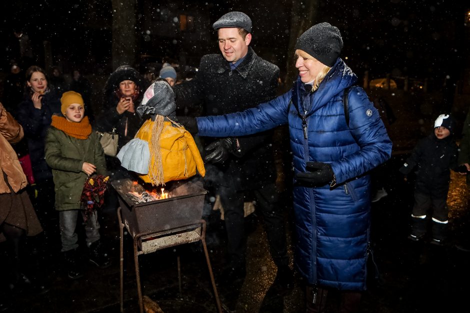 Kauniečiai žiemą iš kiemo varė ant Kauko laiptų