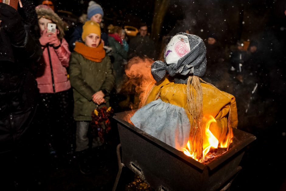 Kauniečiai žiemą iš kiemo varė ant Kauko laiptų