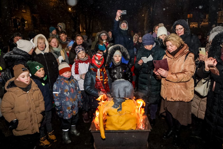 Kauniečiai žiemą iš kiemo varė ant Kauko laiptų