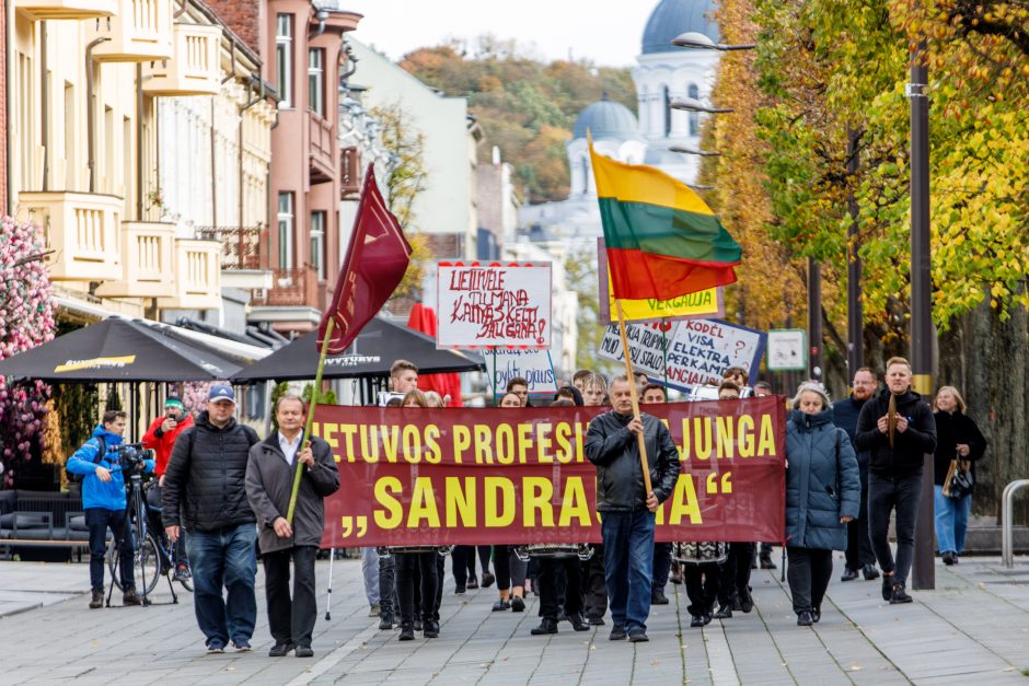 Kaune surengtas mitingas prieš skurdą: „Bankai lupikauja – jaunimas vergauja“