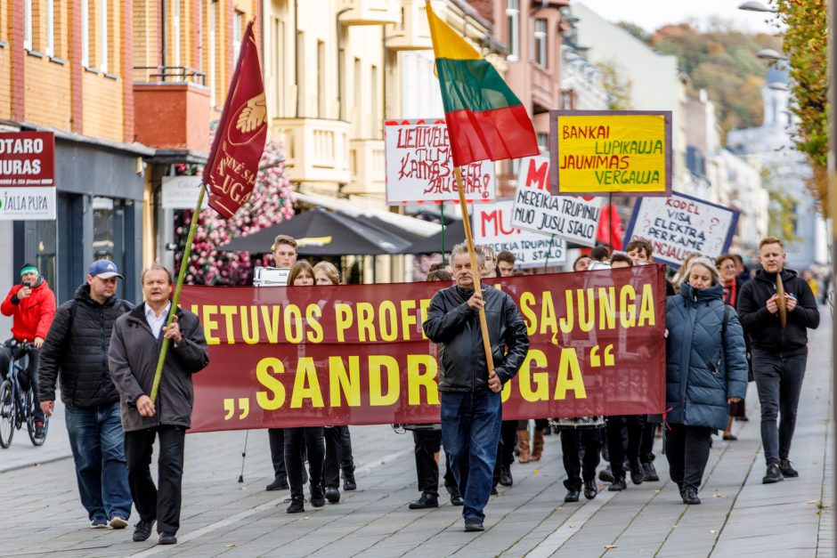 Kaune surengtas mitingas prieš skurdą: „Bankai lupikauja – jaunimas vergauja“