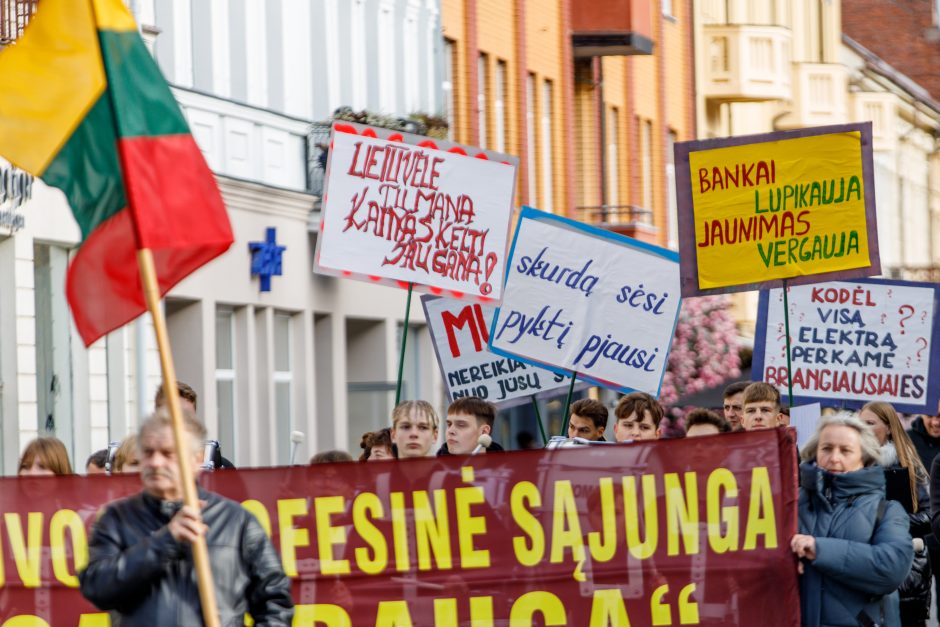 Kaune surengtas mitingas prieš skurdą: „Bankai lupikauja – jaunimas vergauja“