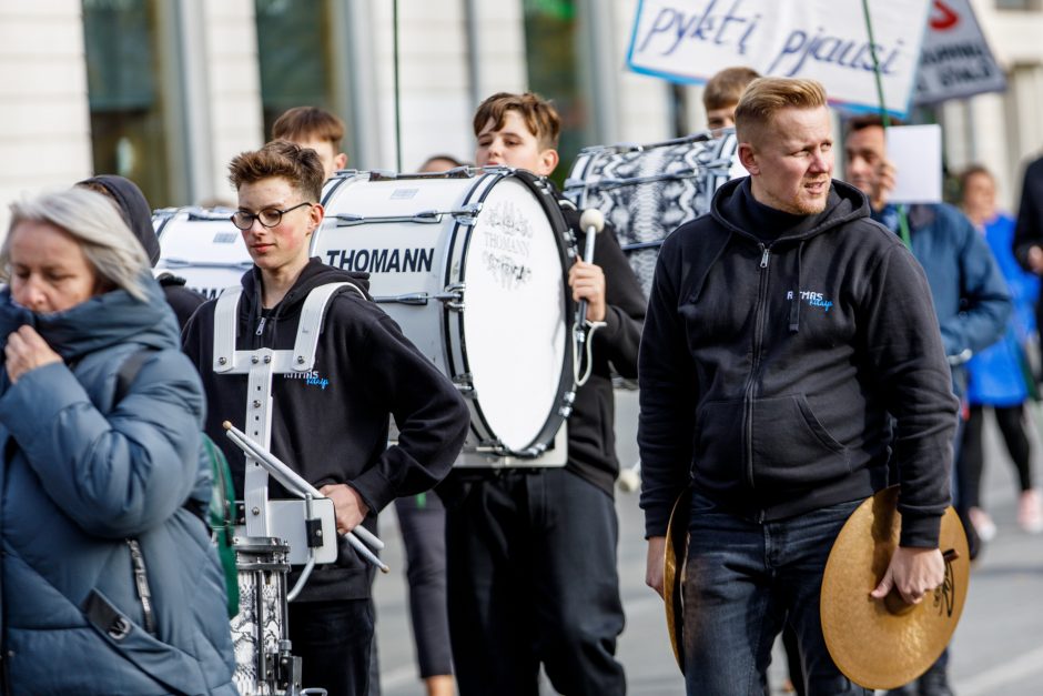 Kaune surengtas mitingas prieš skurdą: „Bankai lupikauja – jaunimas vergauja“