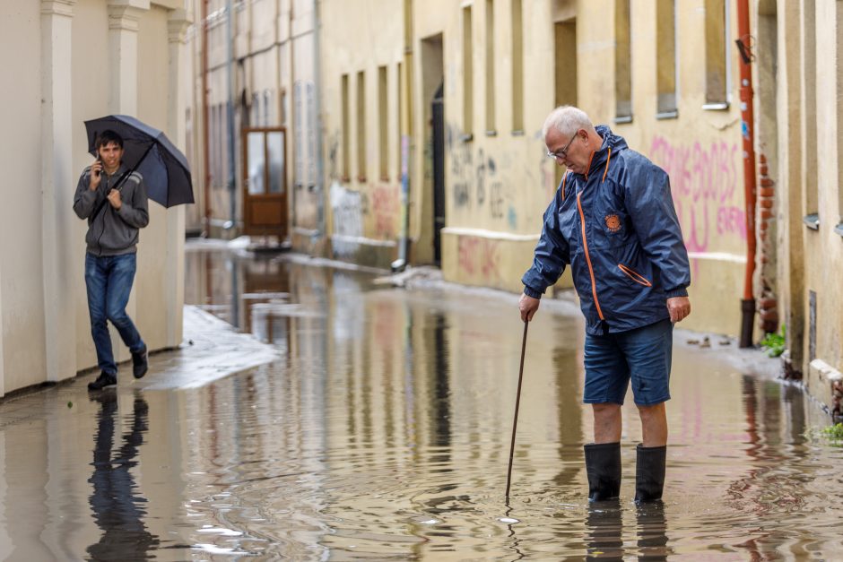 Po liūties skęsta Kauno senamiestis – vanduo plūsta į pastatus