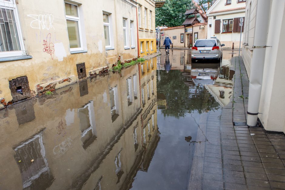 Po liūties skęsta Kauno senamiestis – vanduo plūsta į pastatus