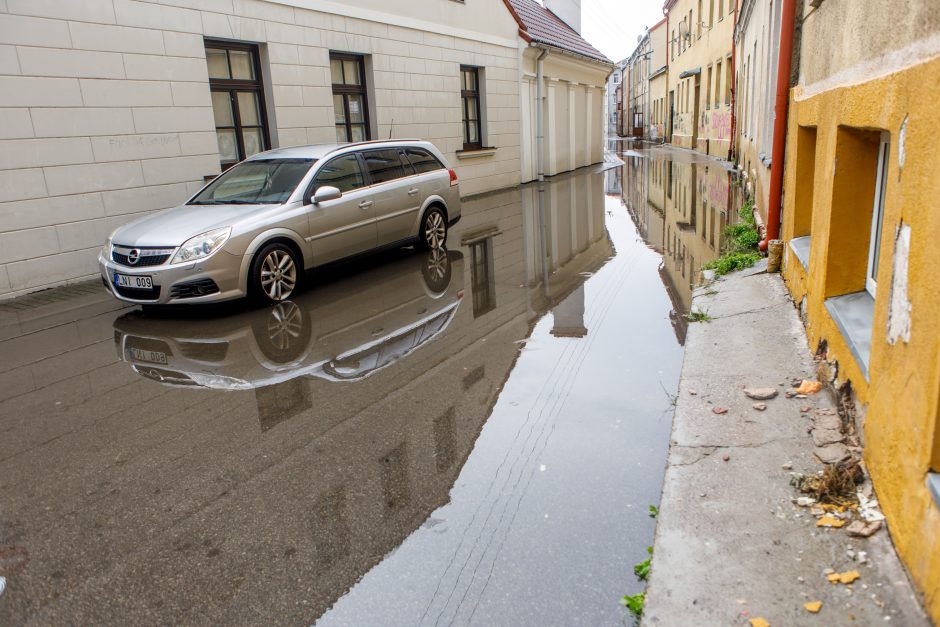 Po liūties skęsta Kauno senamiestis – vanduo plūsta į pastatus