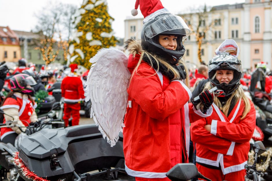 Kauno gatvėse – ratuoti Kalėdų Seneliai: dalijo saldainius ir geras emocijas