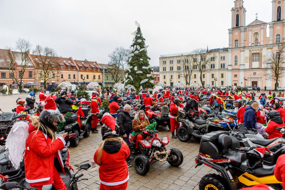 Kauno gatvėse – ratuoti Kalėdų Seneliai: dalijo saldainius ir geras emocijas