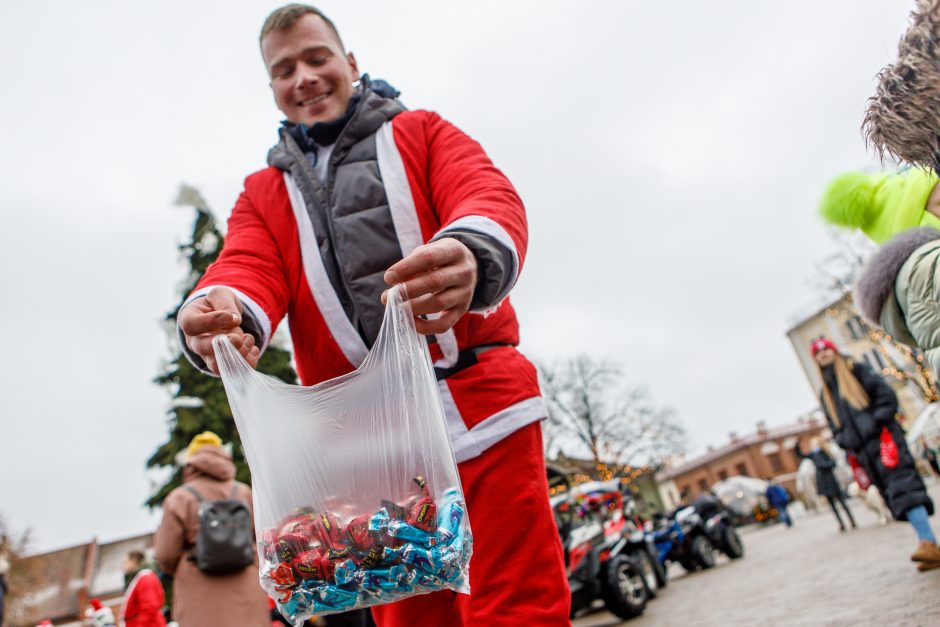 Kauno gatvėse – ratuoti Kalėdų Seneliai: dalijo saldainius ir geras emocijas