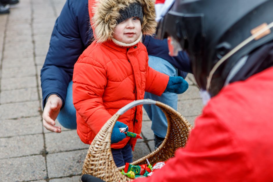 Kauno gatvėse – ratuoti Kalėdų Seneliai: dalijo saldainius ir geras emocijas