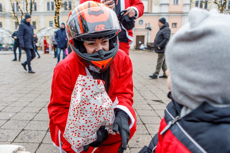 Kauno gatvėse – ratuoti Kalėdų Seneliai: dalijo saldainius ir geras emocijas