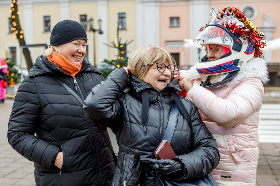 Kauno gatvėse – ratuoti Kalėdų Seneliai: dalijo saldainius ir geras emocijas