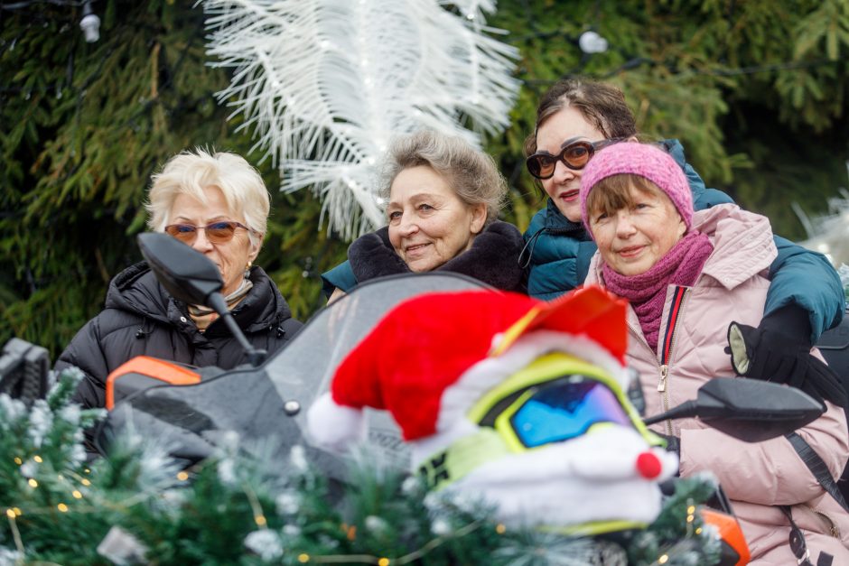 Kauno gatvėse – ratuoti Kalėdų Seneliai: dalijo saldainius ir geras emocijas