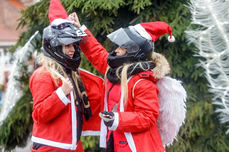 Kauno gatvėse – ratuoti Kalėdų Seneliai: dalijo saldainius ir geras emocijas