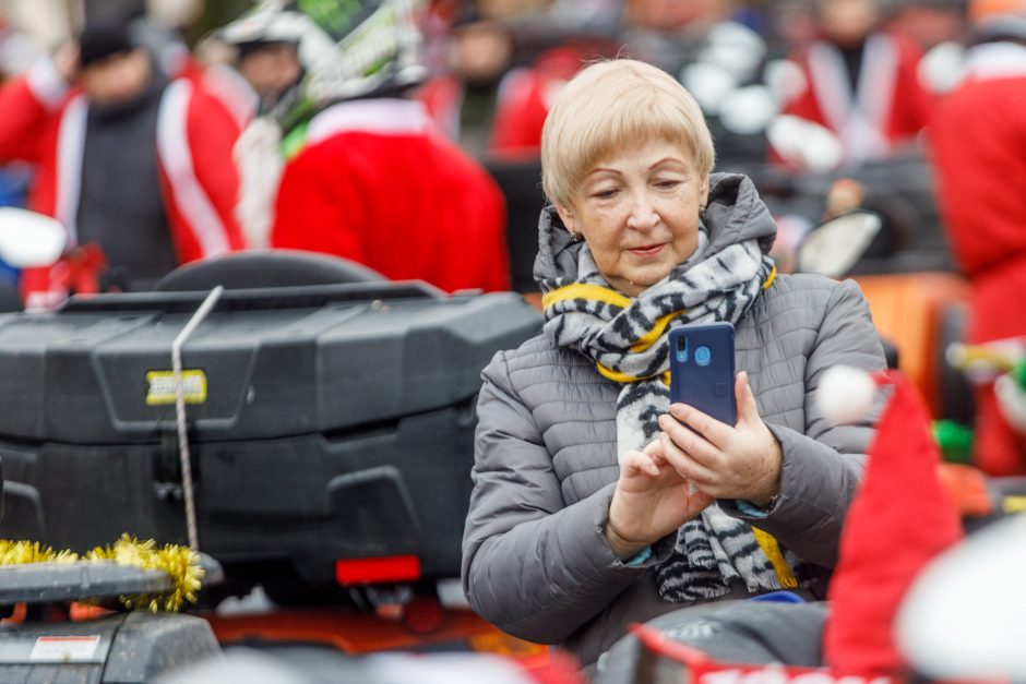 Kauno gatvėse – ratuoti Kalėdų Seneliai: dalijo saldainius ir geras emocijas