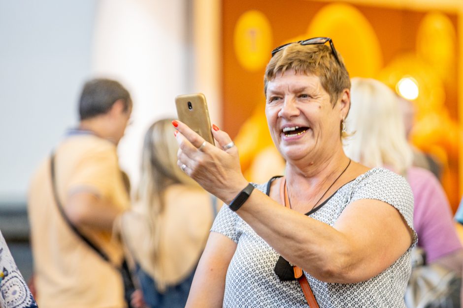 Kaune vis dar blaškosi smalsios žirafos, jas lydi Afrikos ritmai 