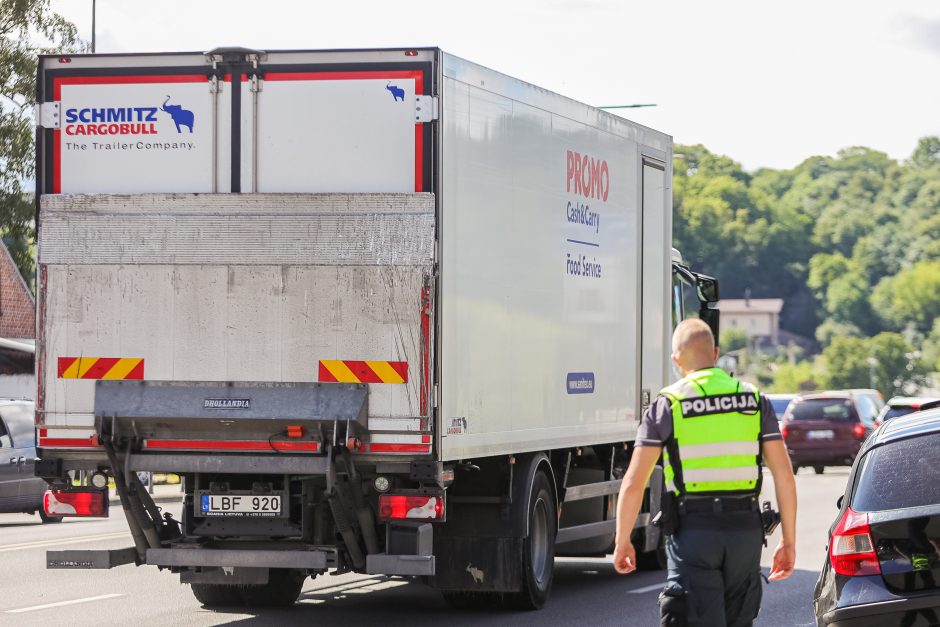 Kaune centre – avarija: po smūgio BMW išvartė stulpelius ir kelionę baigė ant šaligatvio