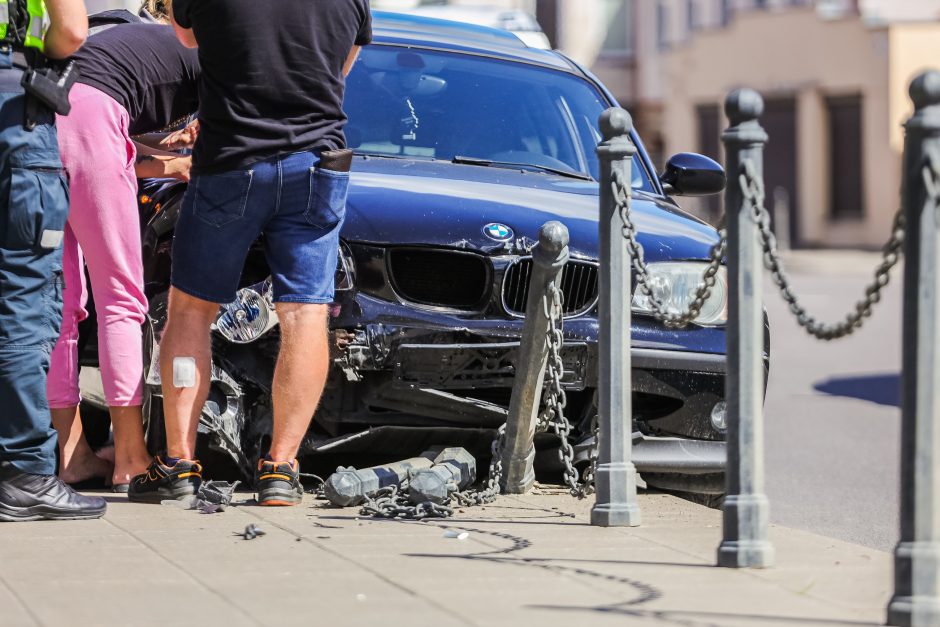 Kaune centre – avarija: po smūgio BMW išvartė stulpelius ir kelionę baigė ant šaligatvio