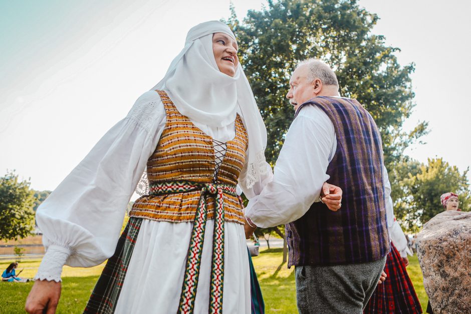 Kaunas švenčia Jonines: Santakoje – labiau tradiciškai, parako sandėlyje – jaunimo stiliumi