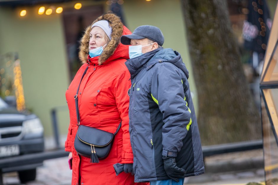 Rotušės aikštėje paskutines dienas skaičiuojanti Kalėdų eglė sulaukė ir kauniečių, ir svečių dėmesio