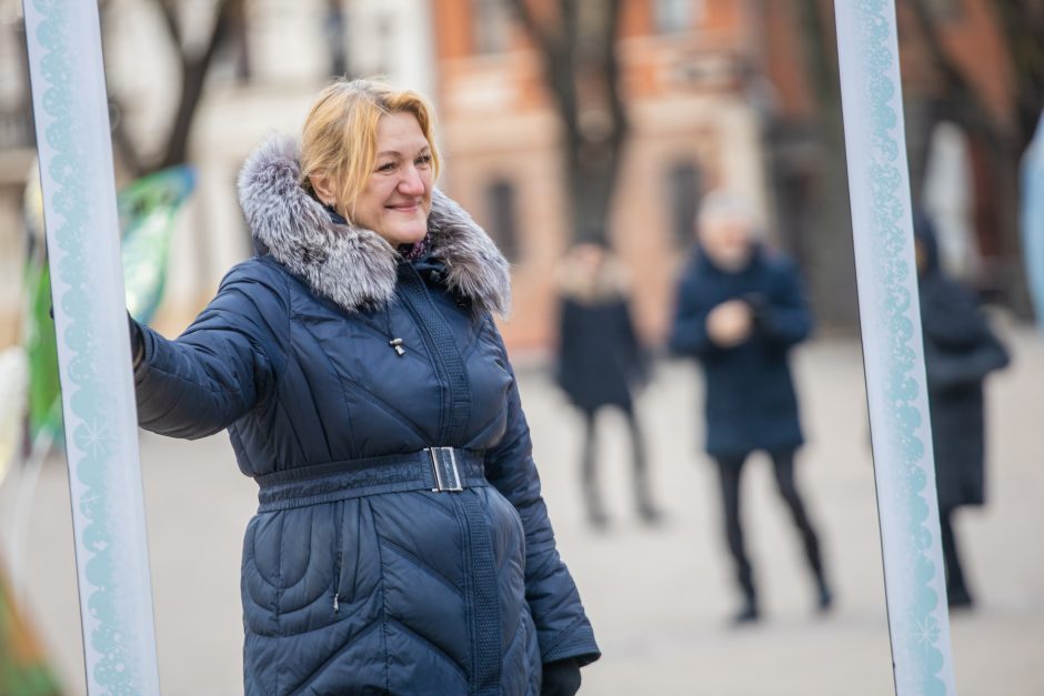 Rotušės aikštėje paskutines dienas skaičiuojanti Kalėdų eglė sulaukė ir kauniečių, ir svečių dėmesio