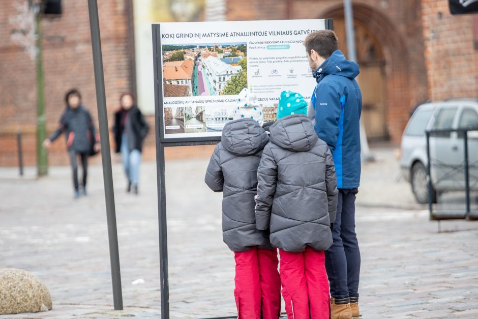 Rotušės aikštėje paskutines dienas skaičiuojanti Kalėdų eglė sulaukė ir kauniečių, ir svečių dėmesio