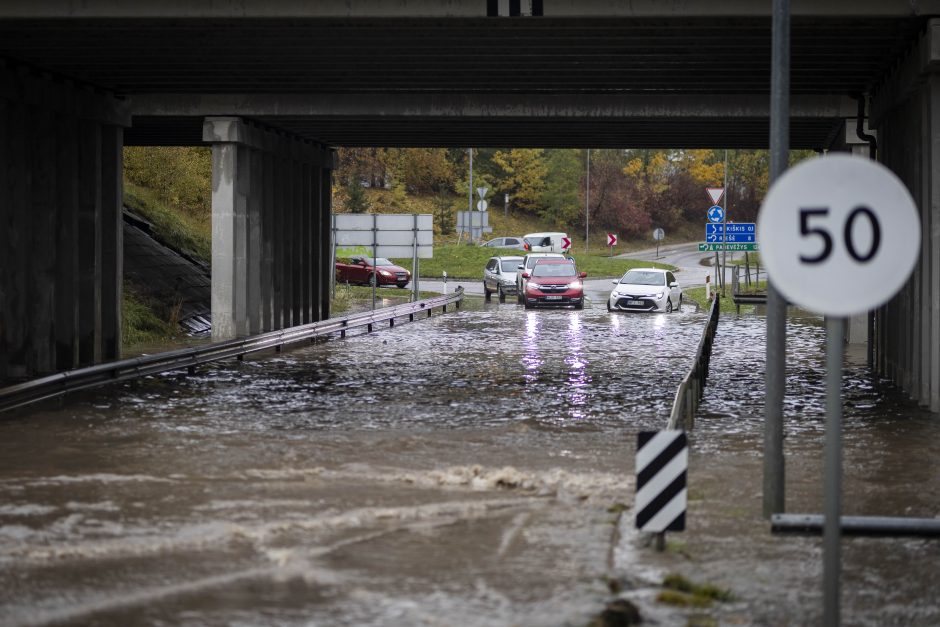 Upėmis virtusios sostinės gatvės siutina vairuotojus: tragedija