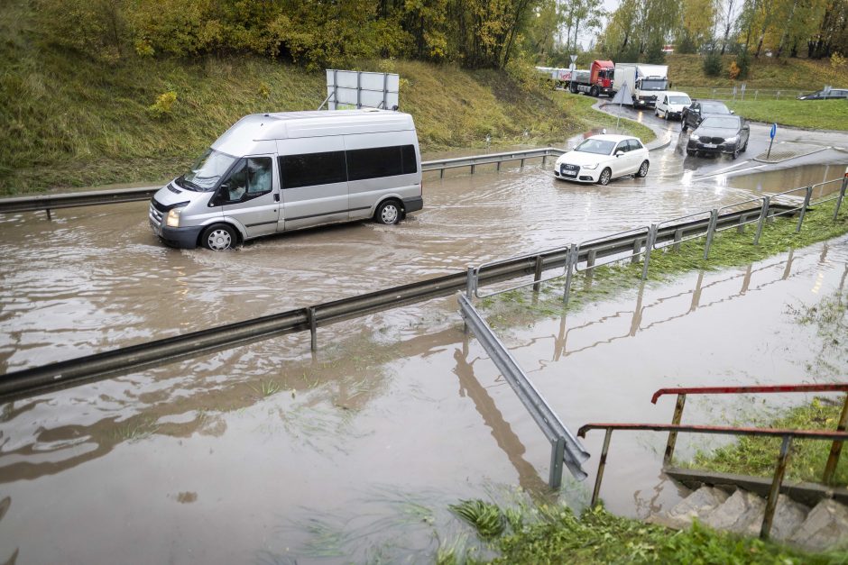 Upėmis virtusios sostinės gatvės siutina vairuotojus: tragedija