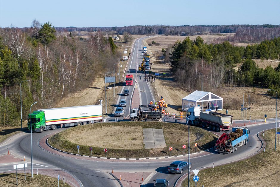 Įsibėgėja kelio Molėtai–Utena rekonstrukcija: išardyta 15 tūkst. tonų senos kelio dangos  