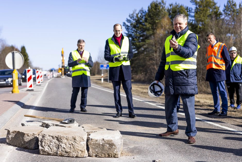 Įsibėgėja kelio Molėtai–Utena rekonstrukcija: išardyta 15 tūkst. tonų senos kelio dangos  