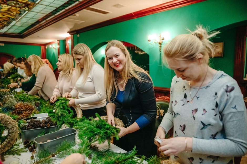 Susibūrusios draugėn, kūrė advento vainikus