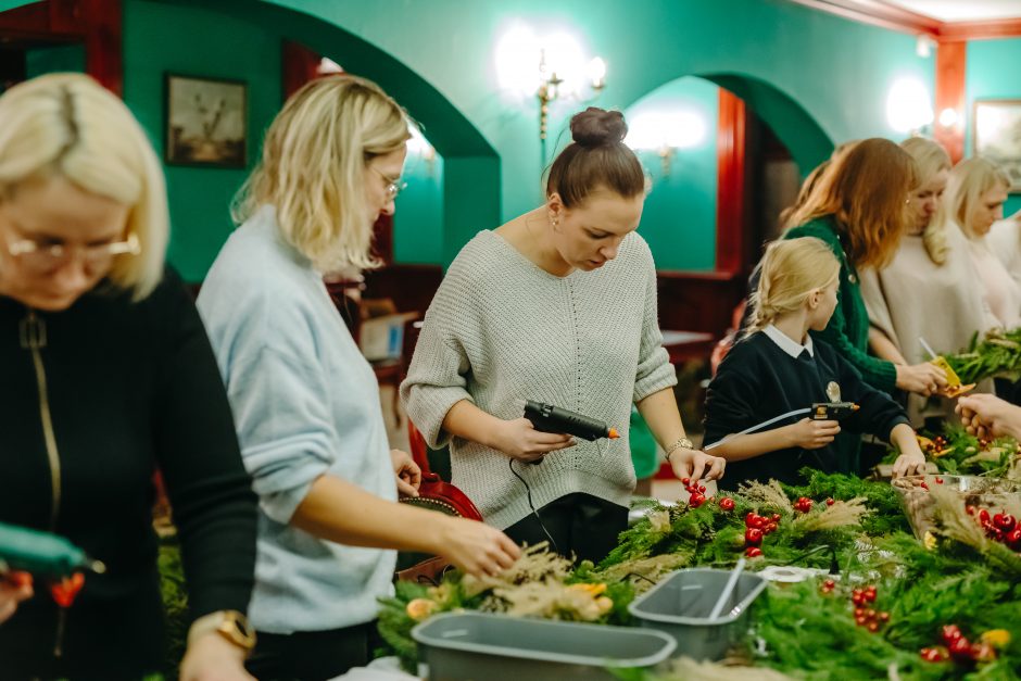 Susibūrusios draugėn, kūrė advento vainikus