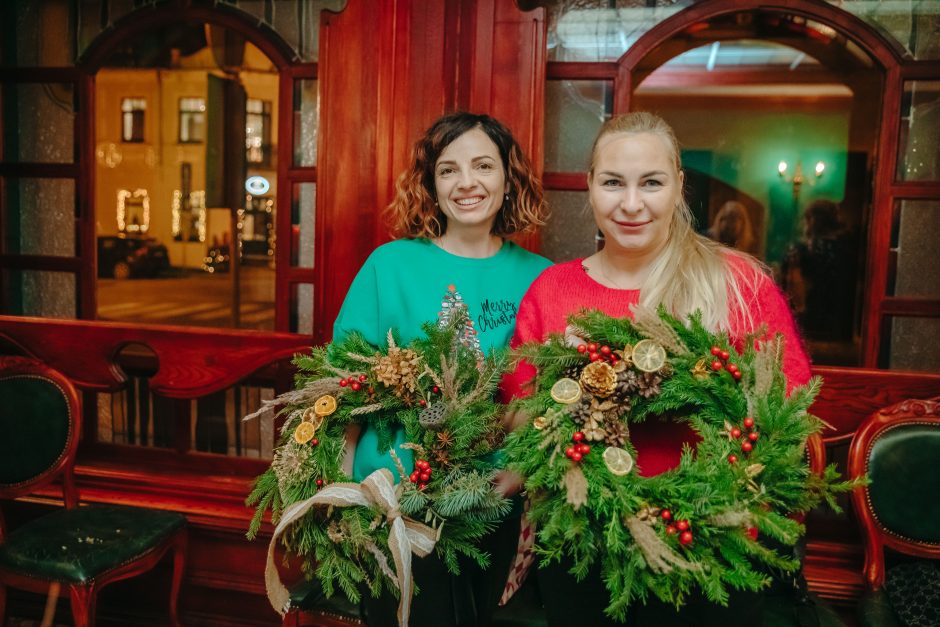 Susibūrusios draugėn, kūrė advento vainikus