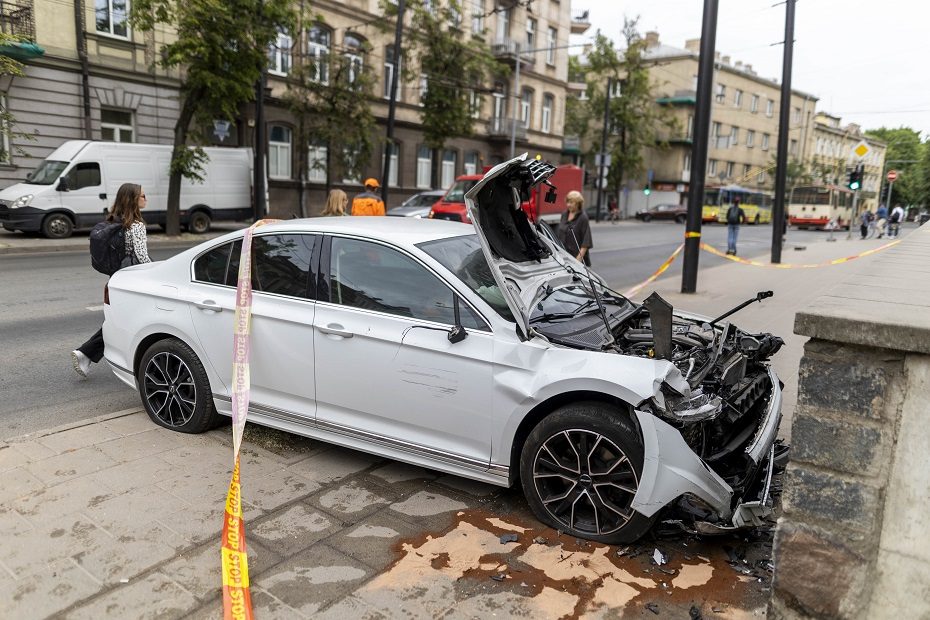 Vilniaus centre automobilis rėžėsi į Centro poliklinikos sieną