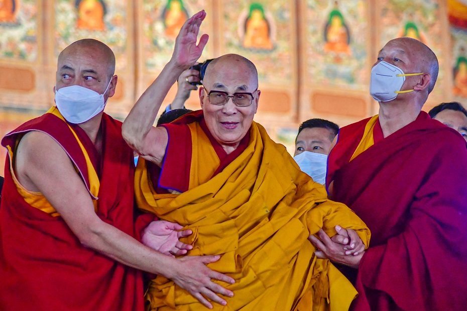 Dalai Lamai paprašius berniuko pačiulpti jo liežuvį kilo ažiotažas: kaip vertinti šį incidentą?