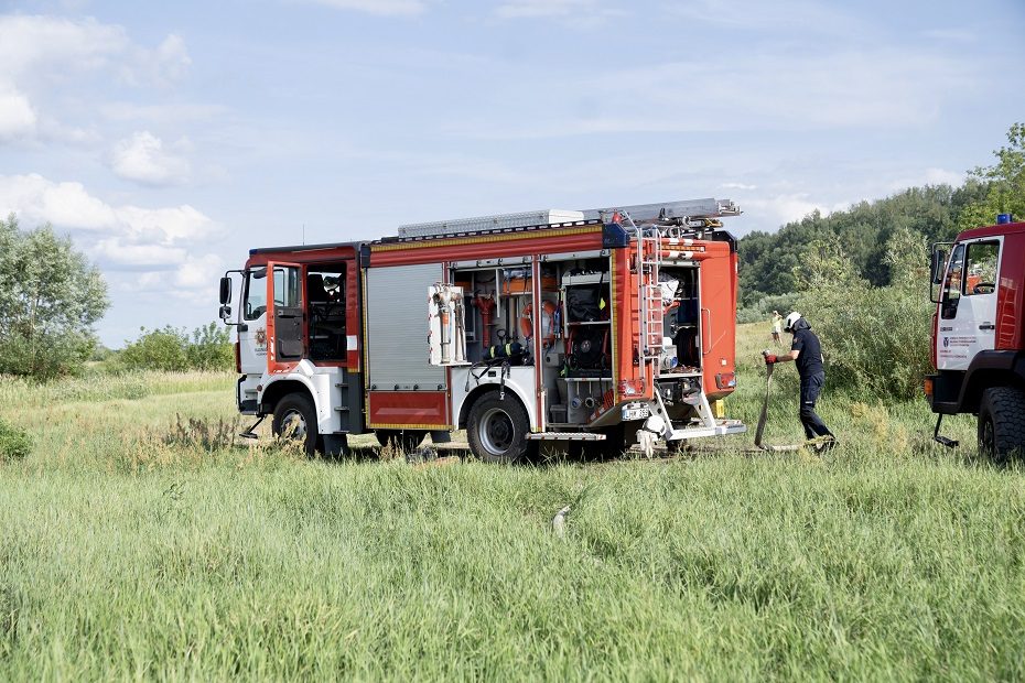 Savaitgalį degė šienas, ražienos, liepsnojo žemės ūkio technika