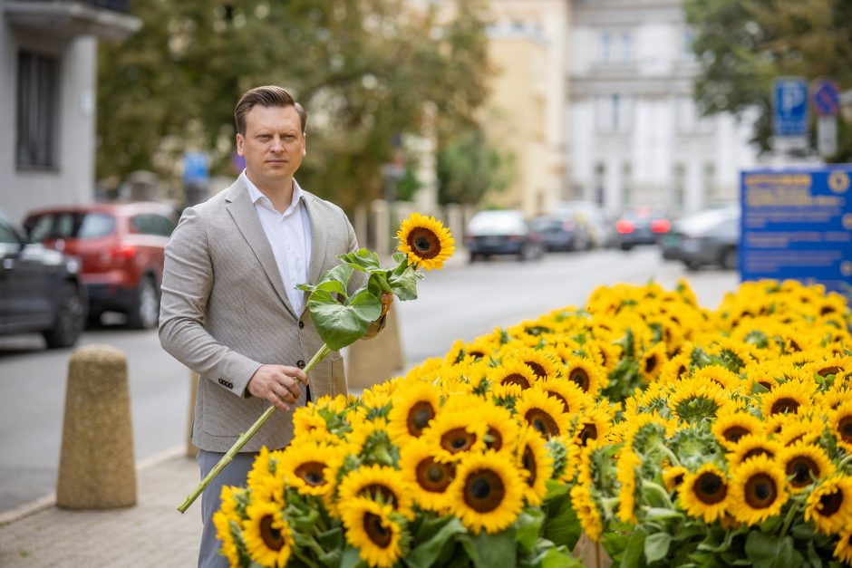 Prie Ukrainos ambasados – beveik 1 tūkst. saulėgrąžų: vilniečiai kviečiami aukoti ir pasiimti žiedą