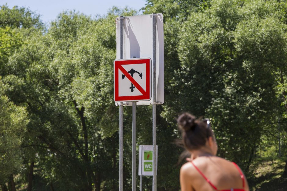 Žirmūnų pliaže žmonės jau deginasi ir maudosi: vanduo kaip arbatėlė