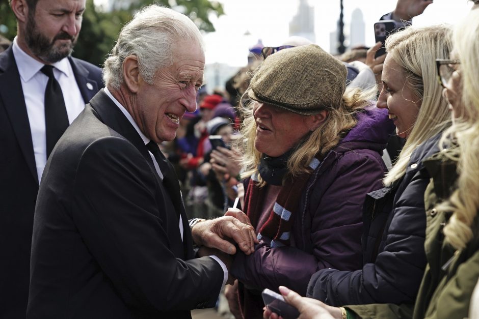 Karalius Charlesas III susitiko su žmonėmis, laukiančiais eilėje prie Elizabeth II karsto