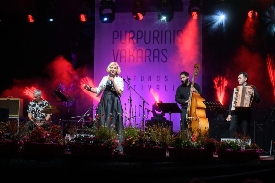 Purpurinės akimirkos iš Anykščių – šeštadienio naktį baigėsi festivalis „Purpurinis vakaras“