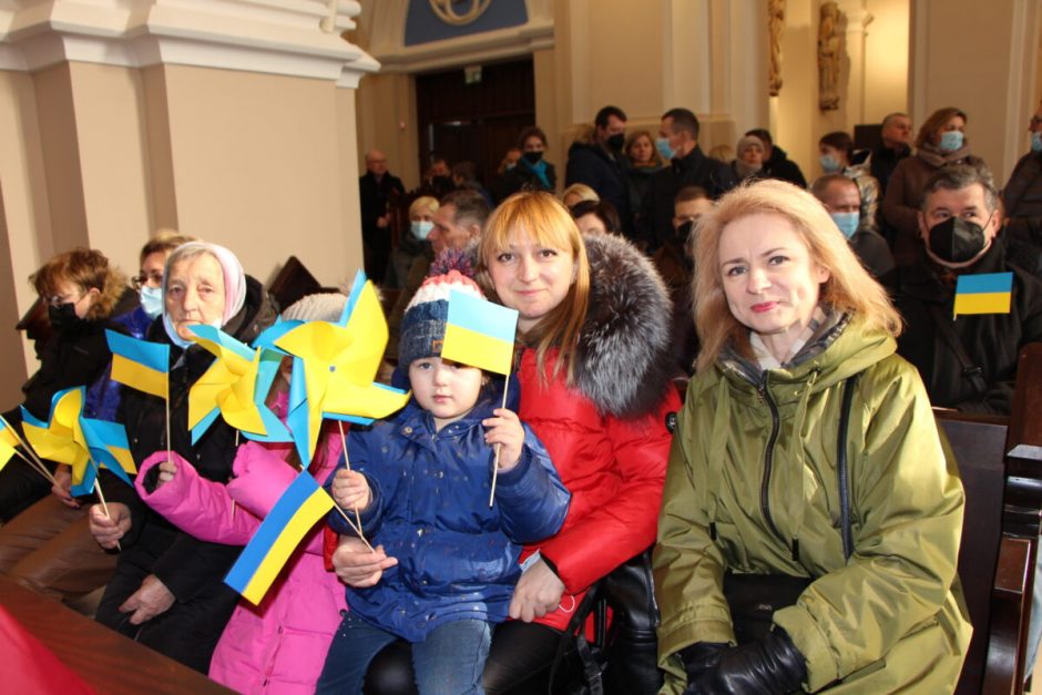 Ukrainą palaiko ir maži miesteliai: bažnyčios pasiruošusios priimti pabėgėlius, renka jiems aukas