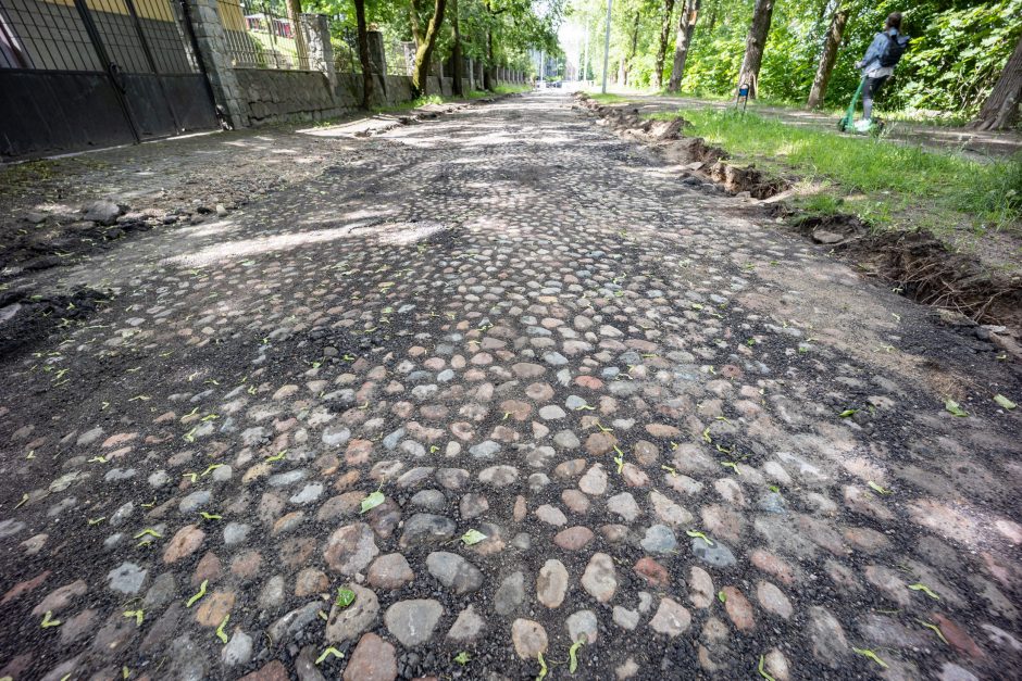 Tvarkant Neries krantinę P. Vileišio gatvėje atidengtas tarpukario laikų grindinys