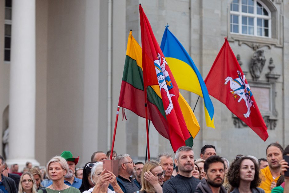 Triumfo eisenoje valdovų keliu nuėję tūkstančiai vilniečių giedojo Tautišką giesmę