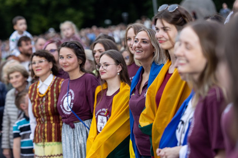 Triumfo eisenoje valdovų keliu nuėję tūkstančiai vilniečių giedojo Tautišką giesmę