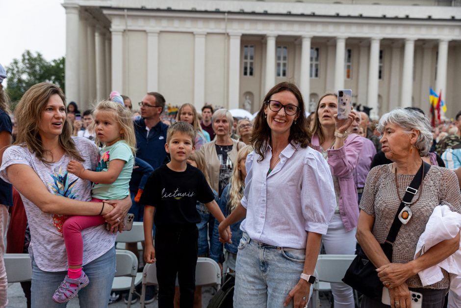 Triumfo eisenoje valdovų keliu nuėję tūkstančiai vilniečių giedojo Tautišką giesmę