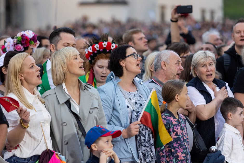 Triumfo eisenoje valdovų keliu nuėję tūkstančiai vilniečių giedojo Tautišką giesmę