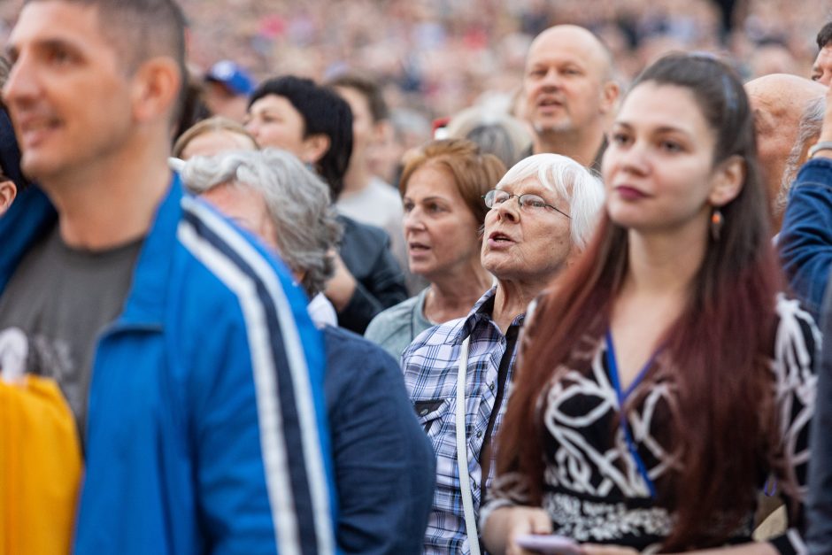 Triumfo eisenoje valdovų keliu nuėję tūkstančiai vilniečių giedojo Tautišką giesmę