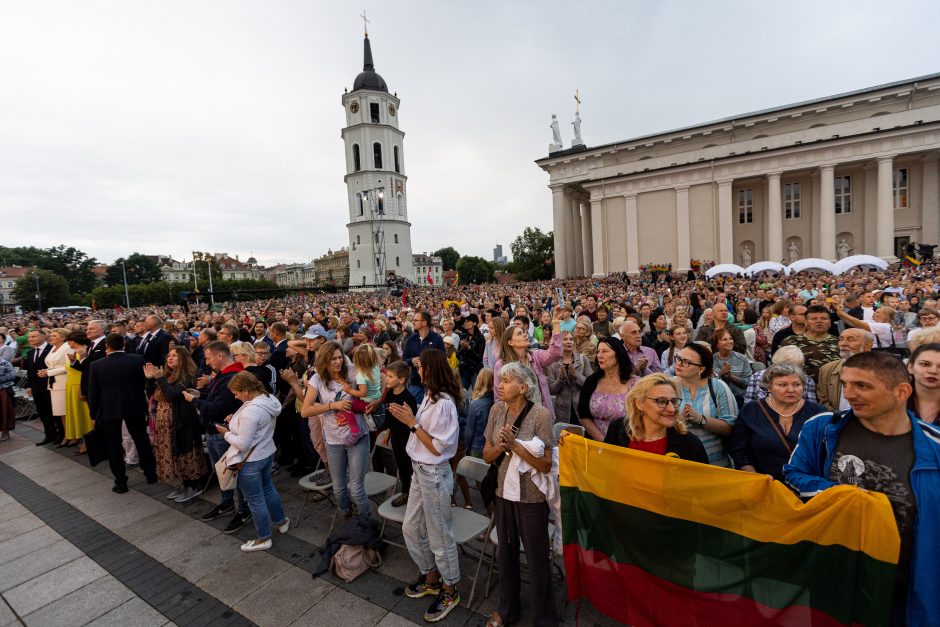 Triumfo eisenoje valdovų keliu nuėję tūkstančiai vilniečių giedojo Tautišką giesmę