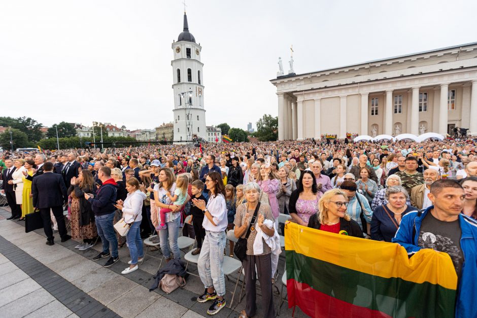 Triumfo eisenoje valdovų keliu nuėję tūkstančiai vilniečių giedojo Tautišką giesmę